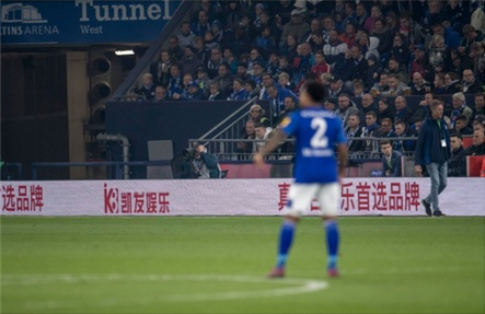  沙尔克04深陷泥潭，鲁尔区德比惨遭血洗  