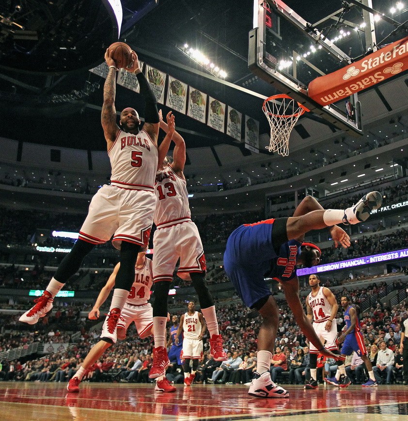  公牛新秀暴力隔扣致篮板破裂  